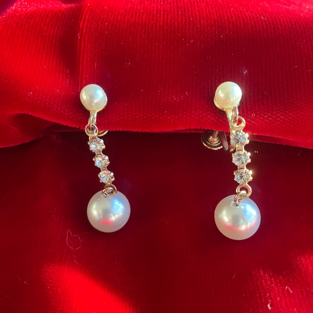 Vintage Gold Tone Pear Rhinestone Drop Screw Back Earrings